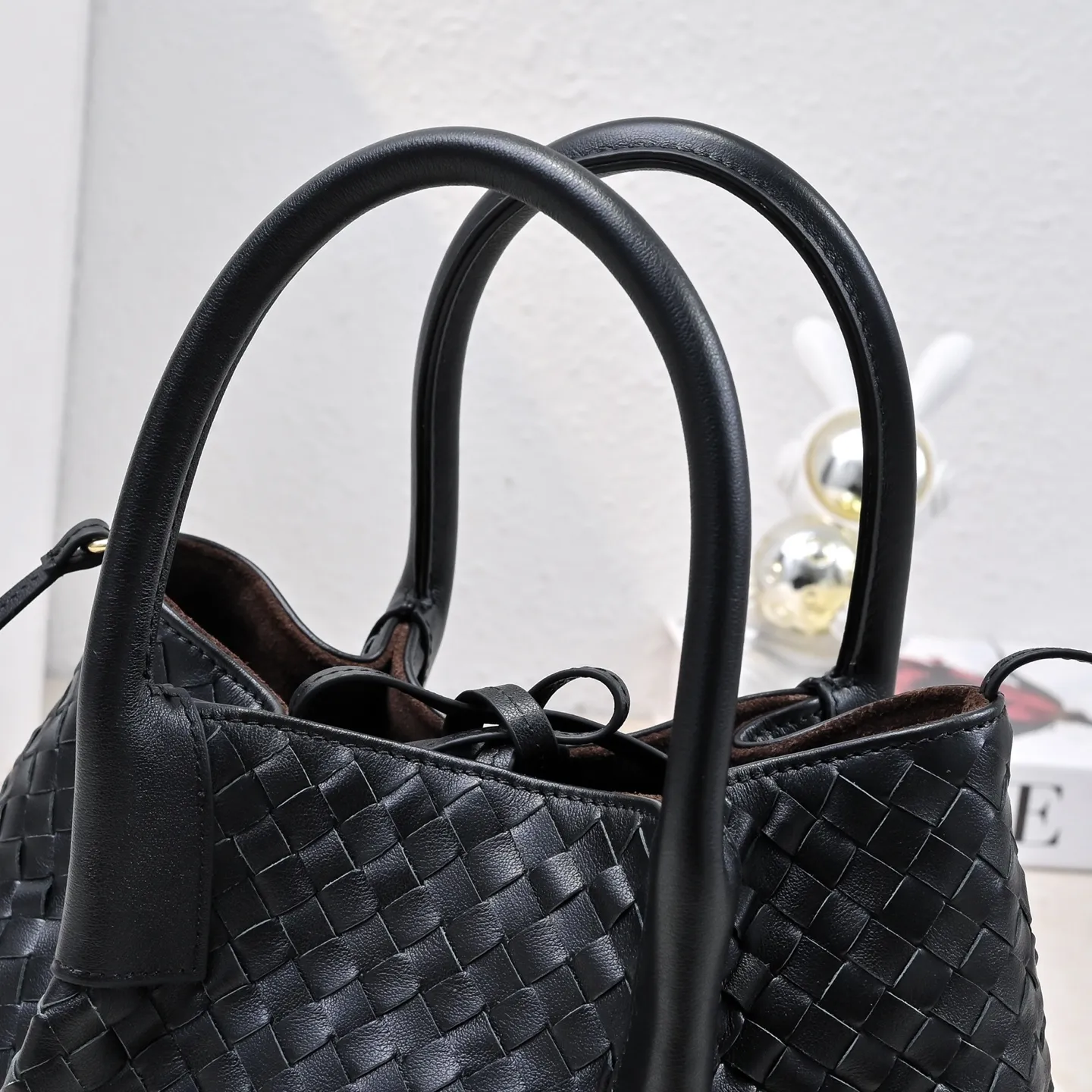 Batch 1760 BOTTEGA VENETA 2025 new product pinacoteca has super soft leather, and the weaving function, practicality and relaxed fashion sense have not fallen behind❤️‍🔥Amway has given sisters a must-have bag when going out. The size of the bag also accurately meets the commuting needs of urban beauties. It can accommodate mobile phones, keys, lipstick, powder, sunscreen, shopping bags...all of it! ! ! 🔥The capacity should not be underestimated~ It does not choose people, clothes, or occasions. With its majestic curved outline, exquisite woven texture, delicate edges and rounded handles, this woven vegetable basket bag truly achieves the goal of "dressing up and being fashionable without getting in the way"~ Are you interested in Jimei? Style number: 9004 Size: 24*15*12cm